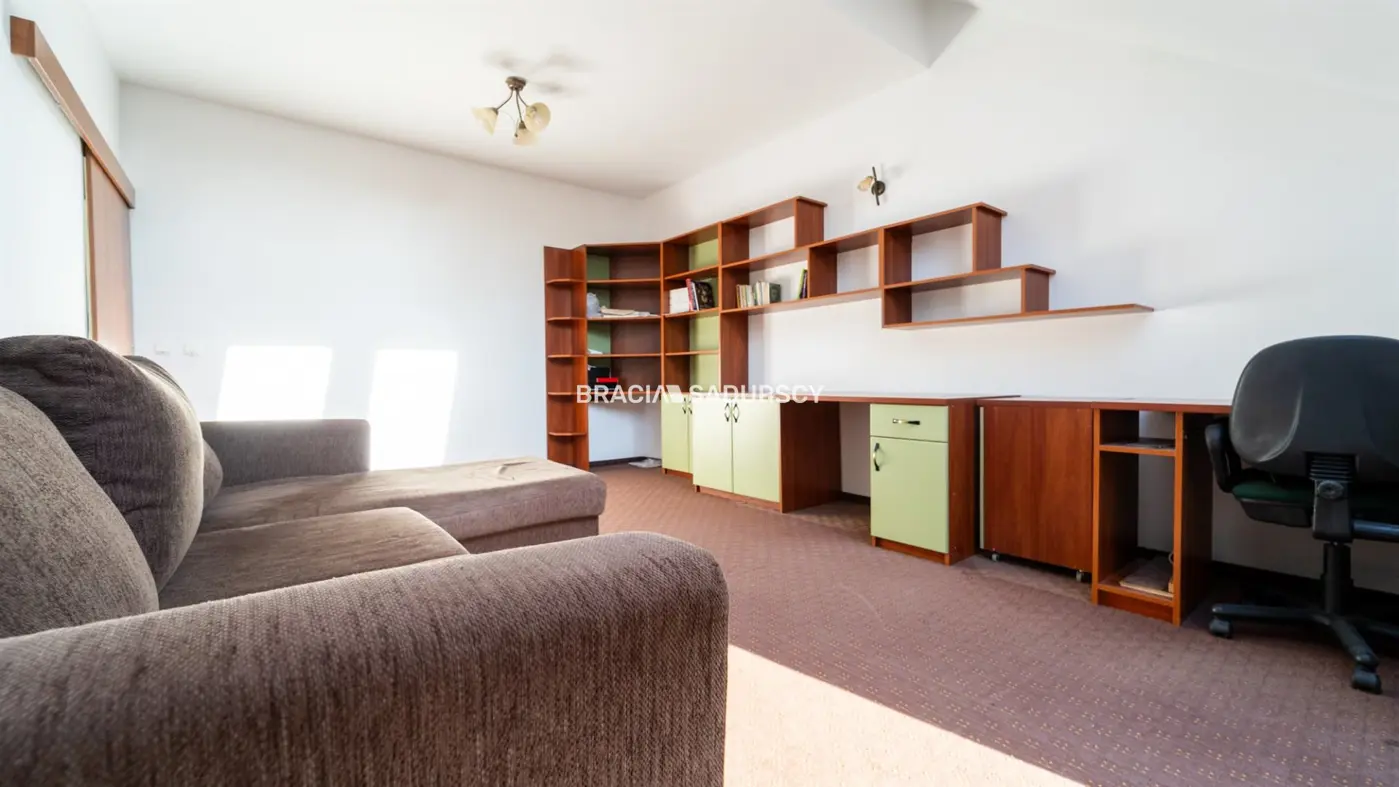 Dom na Woli Justowskiej, garaż na 2 samochody.