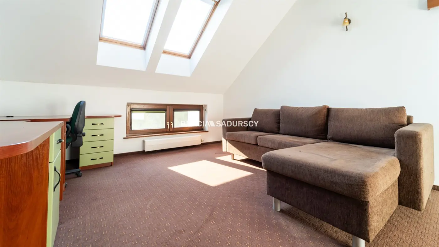 Dom na Woli Justowskiej, garaż na 2 samochody.