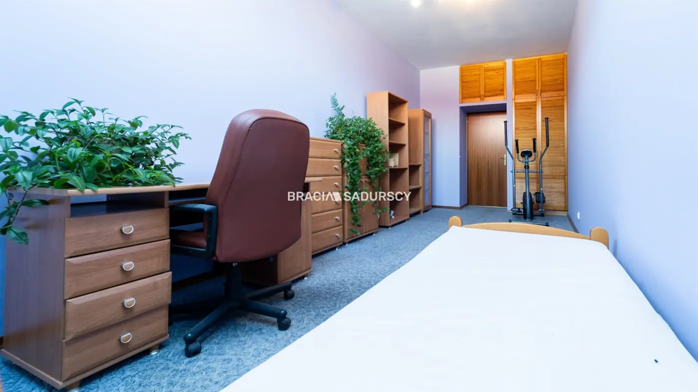 Dom na Woli Justowskiej, garaż na 2 samochody.