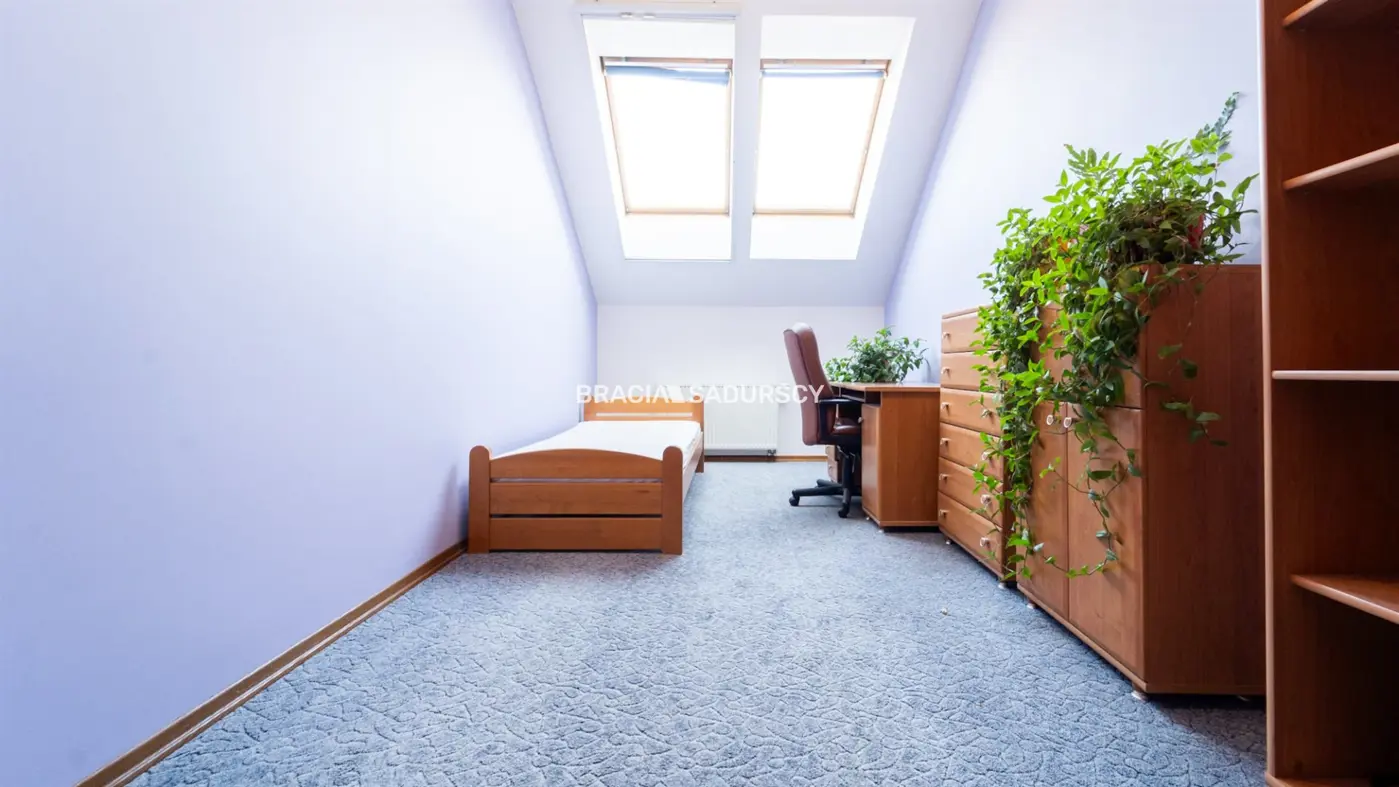 Dom na Woli Justowskiej, garaż na 2 samochody.