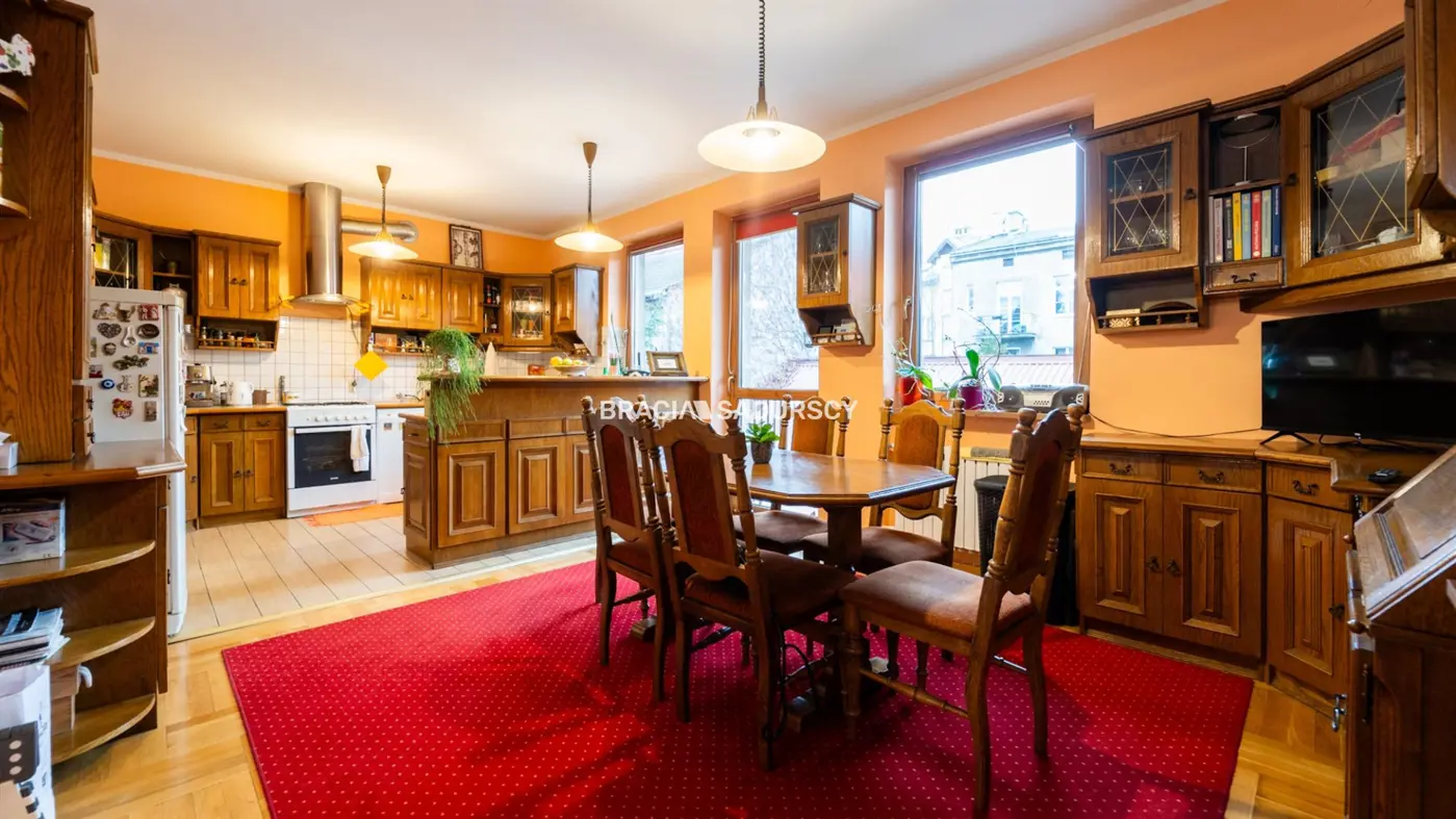 dwa budynki w Centrum Krakowa.