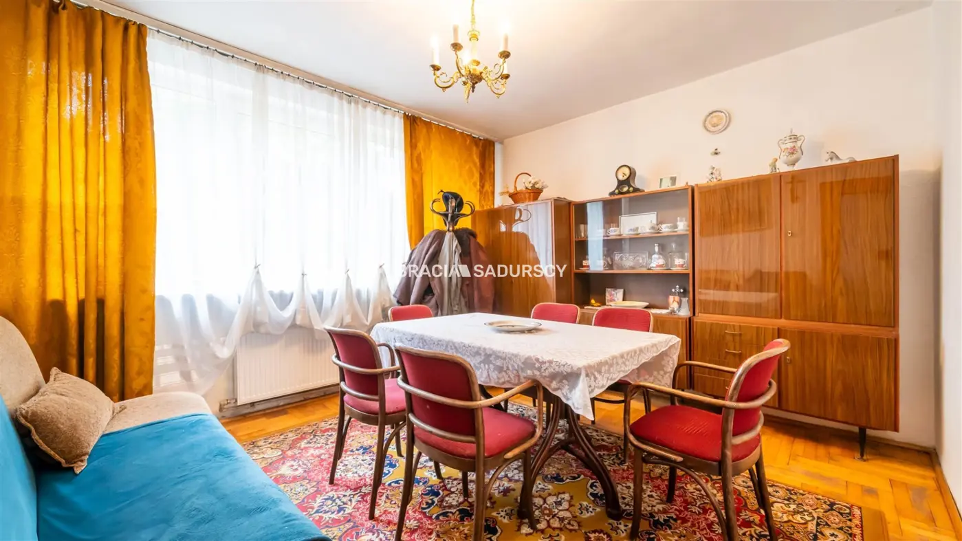 8 pokoi, wyciszone studio, 3 kondygnacje.