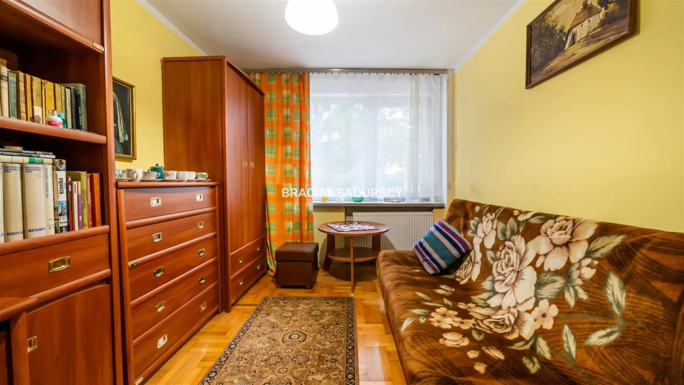 8 pokoi, wyciszone studio, 3 kondygnacje.