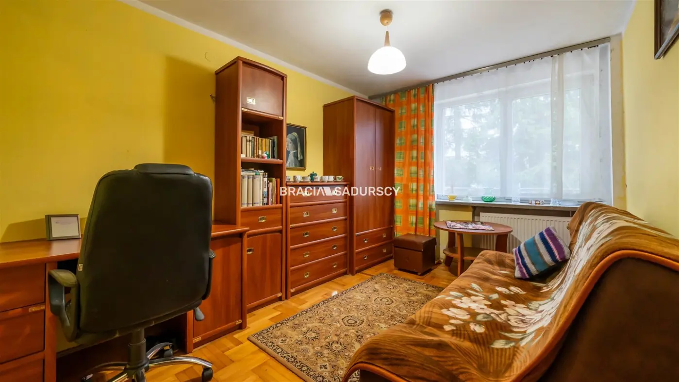 8 pokoi, wyciszone studio, 3 kondygnacje.