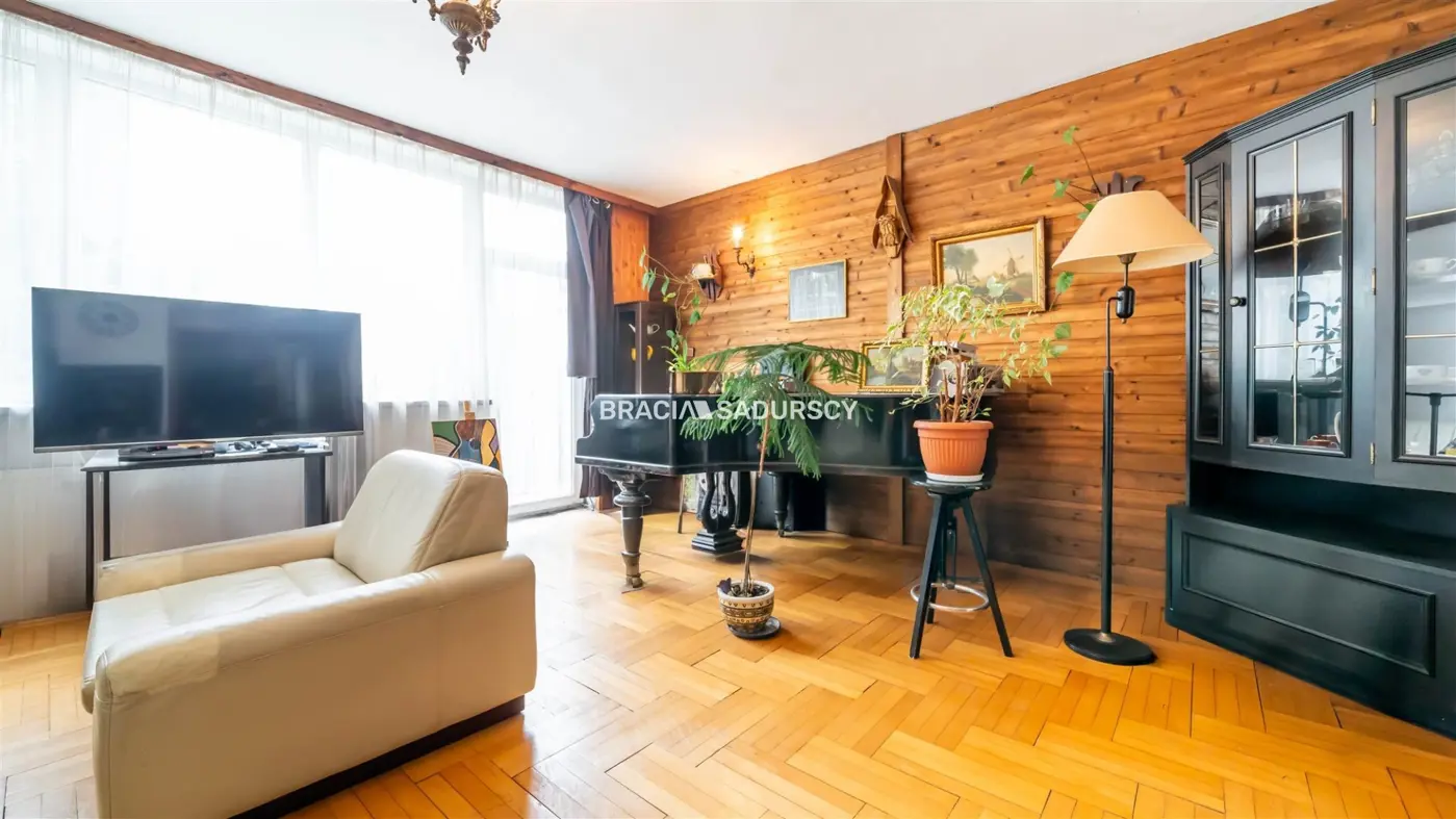8 pokoi, wyciszone studio, 3 kondygnacje.