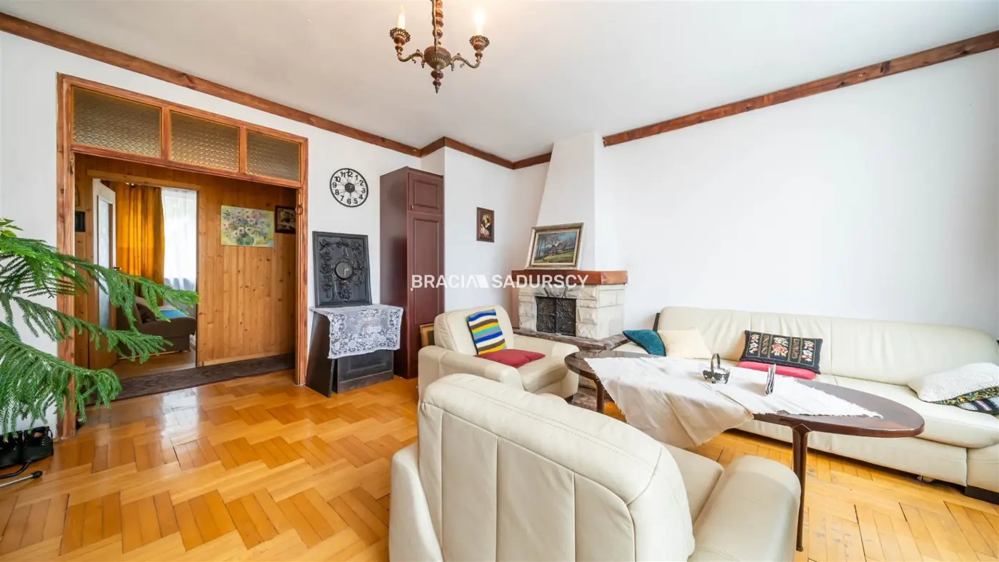 8 pokoi, wyciszone studio, 3 kondygnacje.