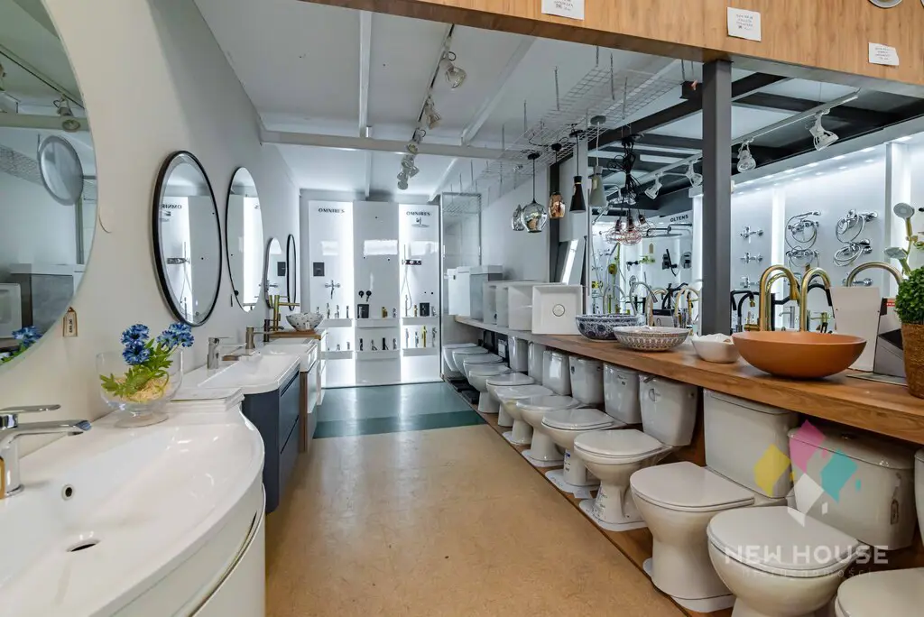 Obiekt handlowo-usługowy, przy głównej drodze