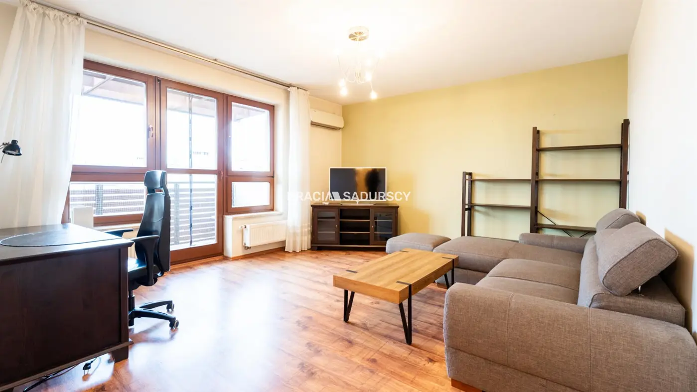 2pok z dużym balkonem i miejscem postojowym.