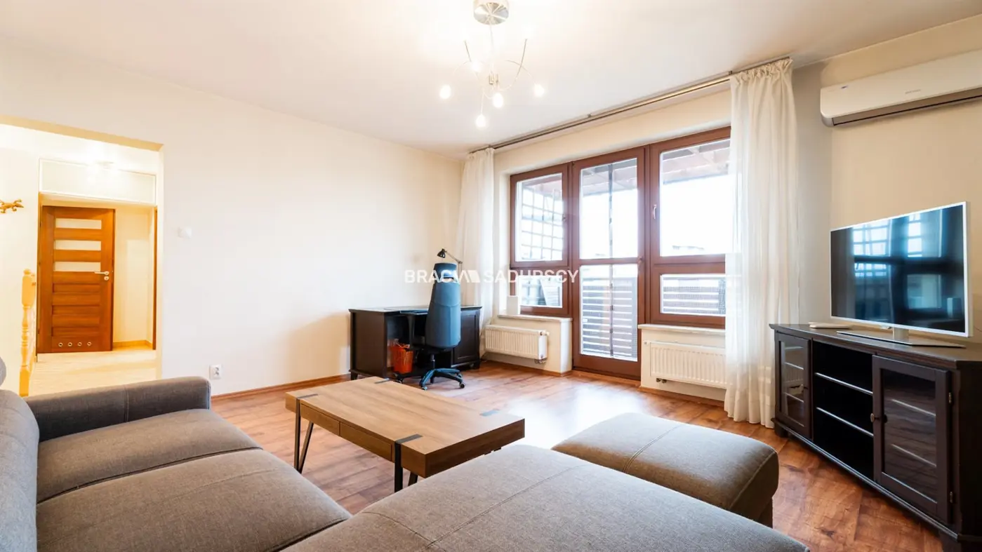 2pok z dużym balkonem i miejscem postojowym.