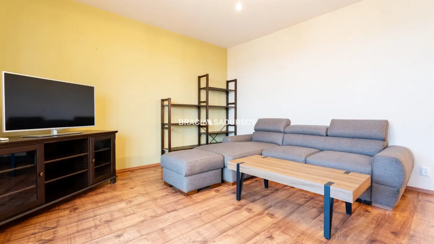 2pok z dużym balkonem i miejscem postojowym.