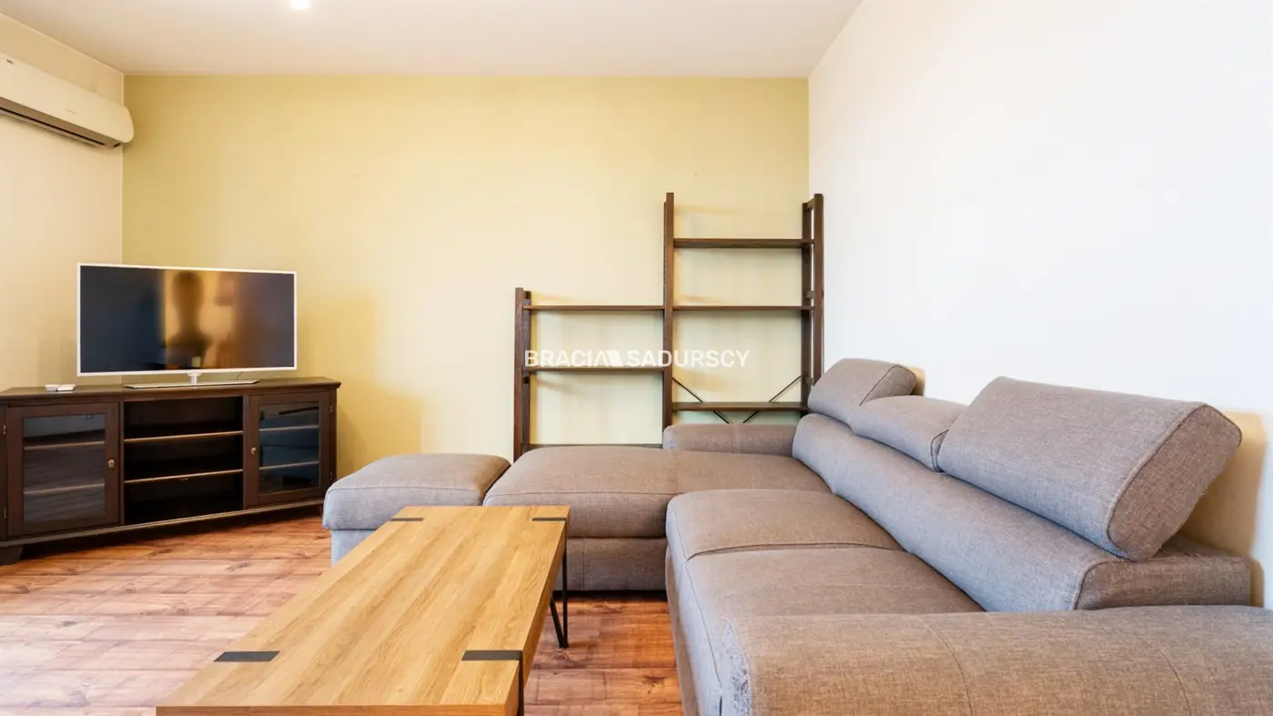 2pok z dużym balkonem i miejscem postojowym.