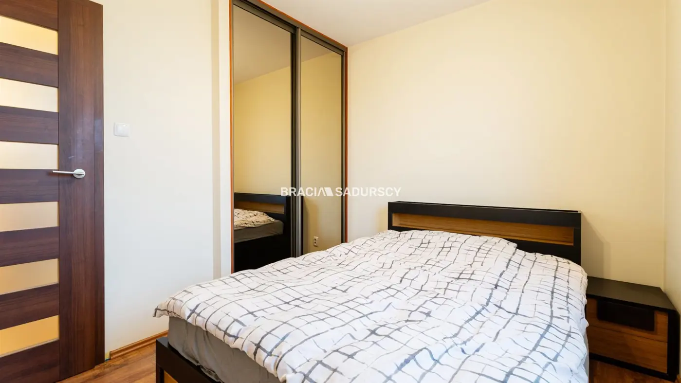 2pok z dużym balkonem i miejscem postojowym.