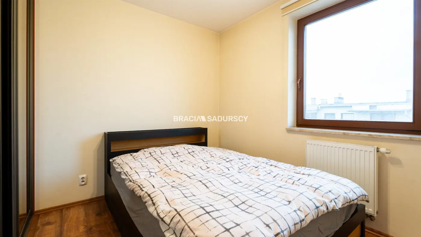 2pok z dużym balkonem i miejscem postojowym.