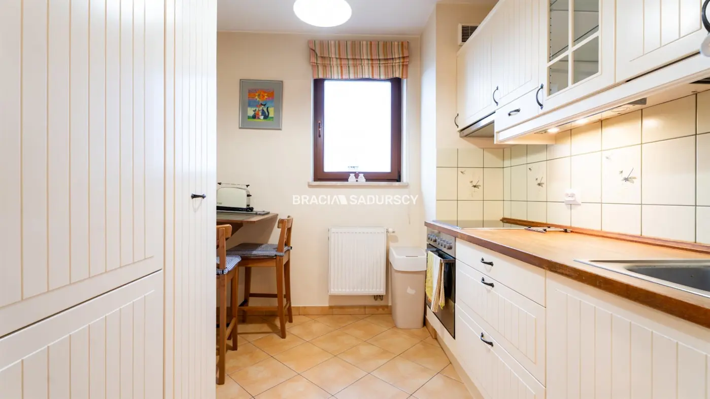 2pok z dużym balkonem i miejscem postojowym.