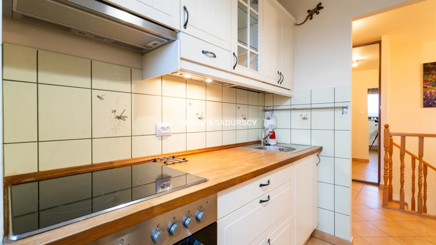 2pok z dużym balkonem i miejscem postojowym.