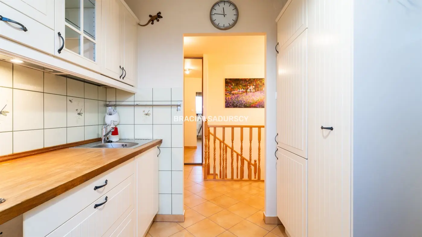 2pok z dużym balkonem i miejscem postojowym.