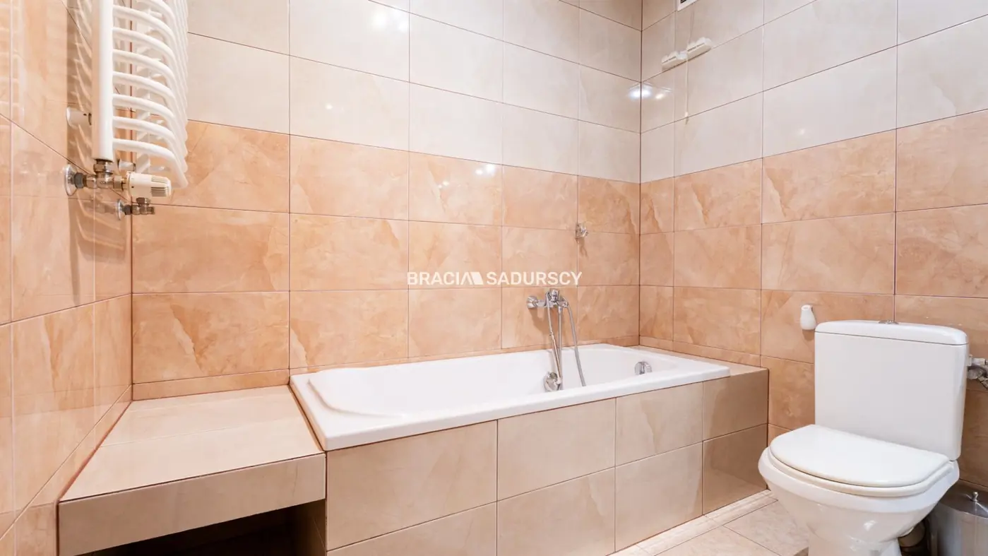 2pok z dużym balkonem i miejscem postojowym.