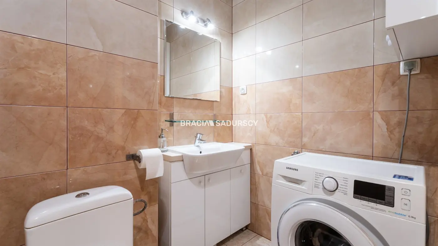 2pok z dużym balkonem i miejscem postojowym.