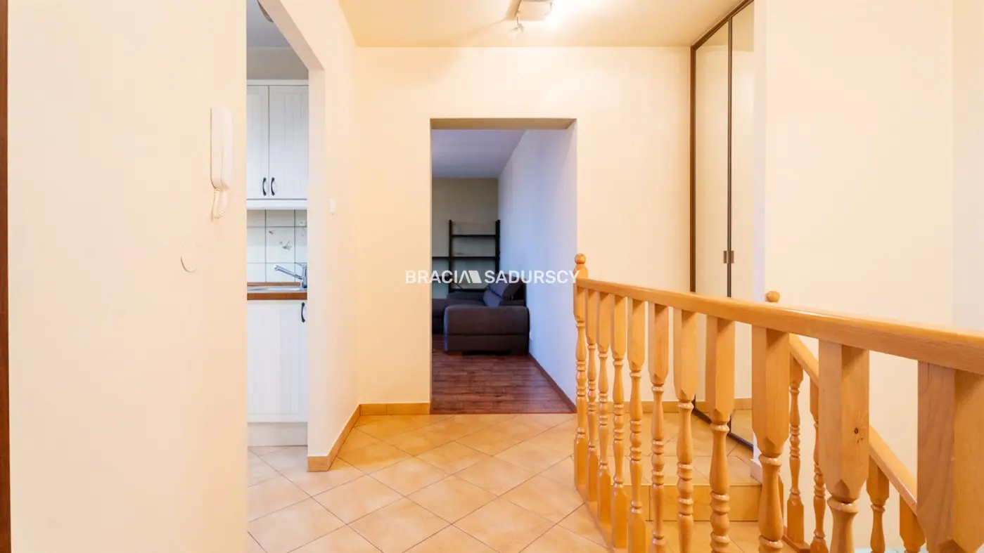 2pok z dużym balkonem i miejscem postojowym.