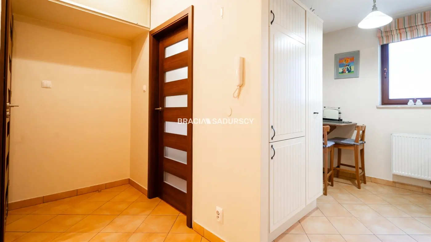 2pok z dużym balkonem i miejscem postojowym.