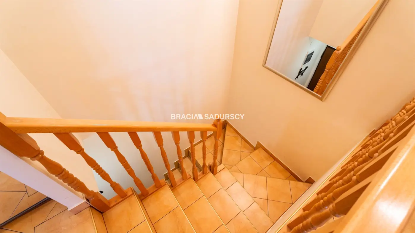 2pok z dużym balkonem i miejscem postojowym.