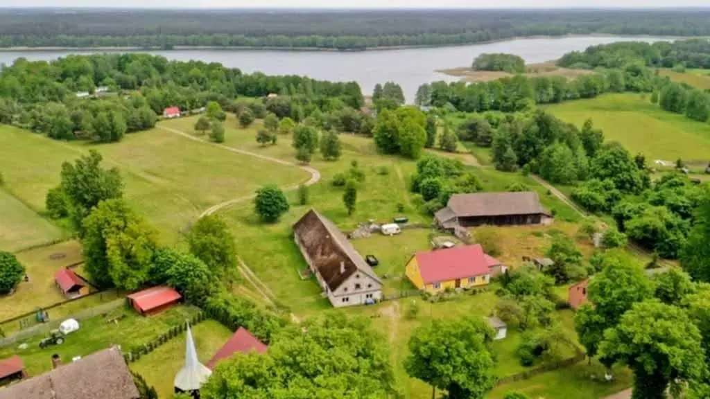 Dom nad Jeziorem , działka ponad Hektar