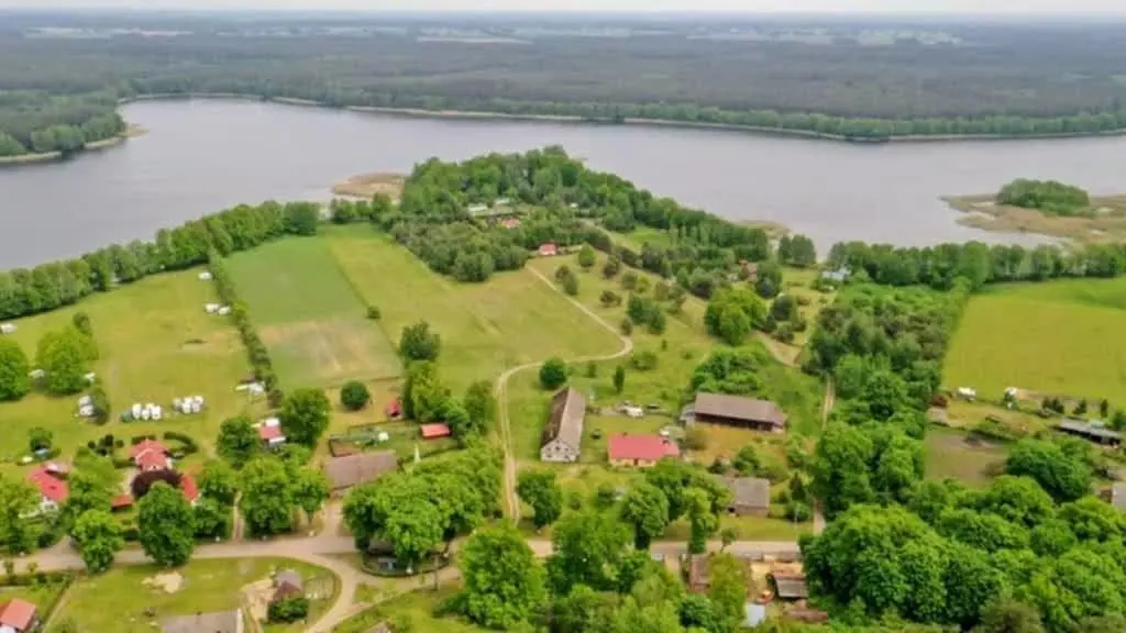 Dom nad Jeziorem , działka ponad Hektar