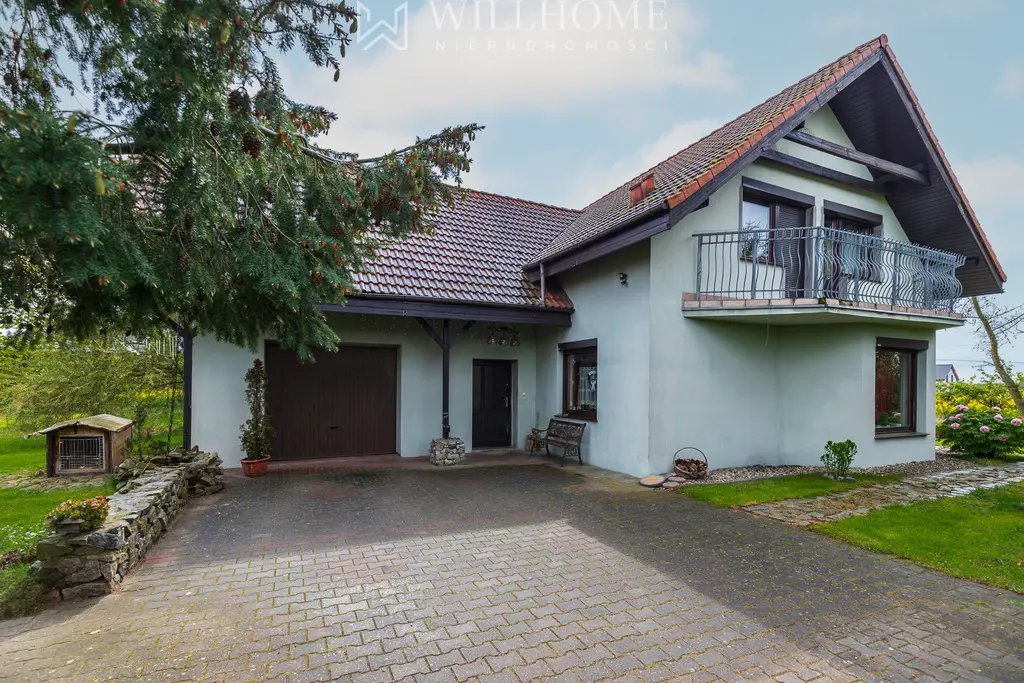 Dom z dużym budynkiem gospodarczym