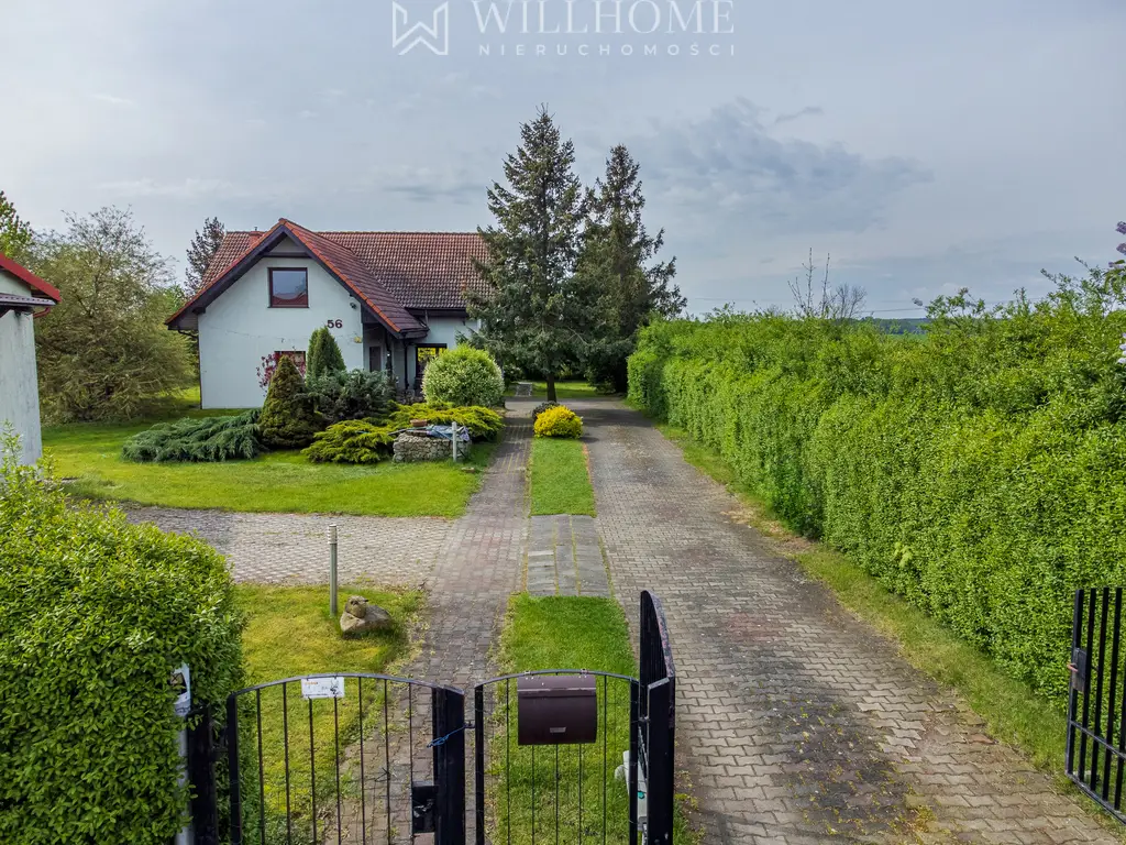 Dom z dużym budynkiem gospodarczym