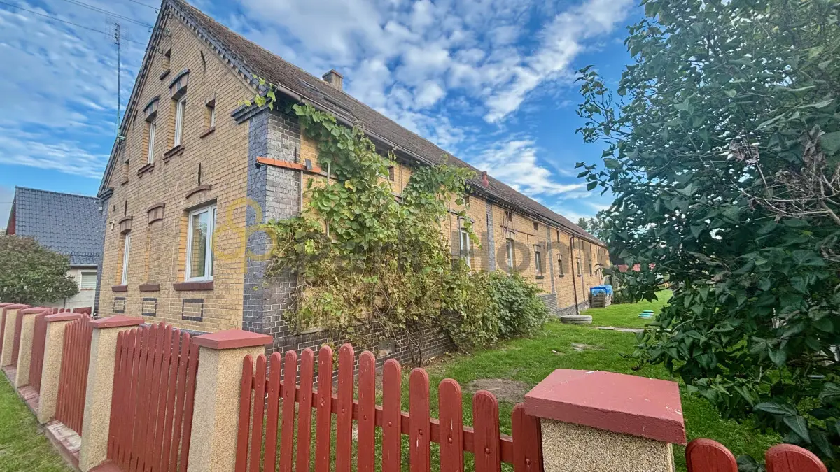 Dom z zabudowaniami na dużej działce Wicina