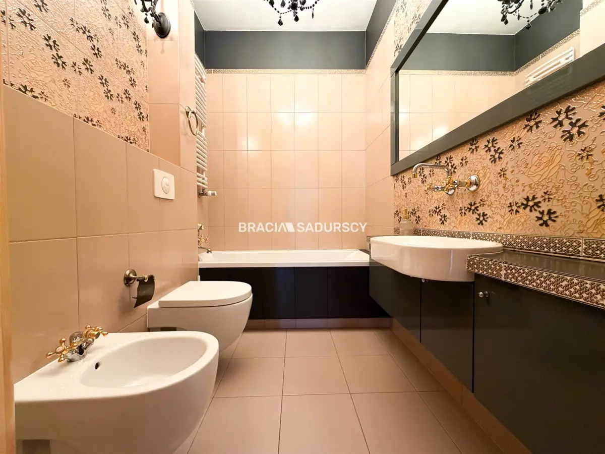 Przestronne 106m przy Rynku, ochrona 24/7, parking