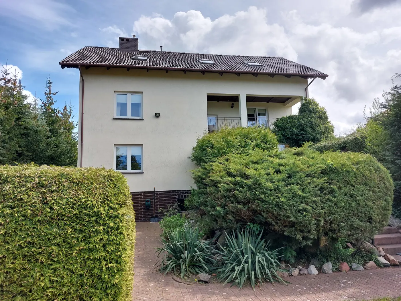 Na sprzedaż duży jednorodzinny dom 328 m kw. 10 pokoi dobra lokalizacja