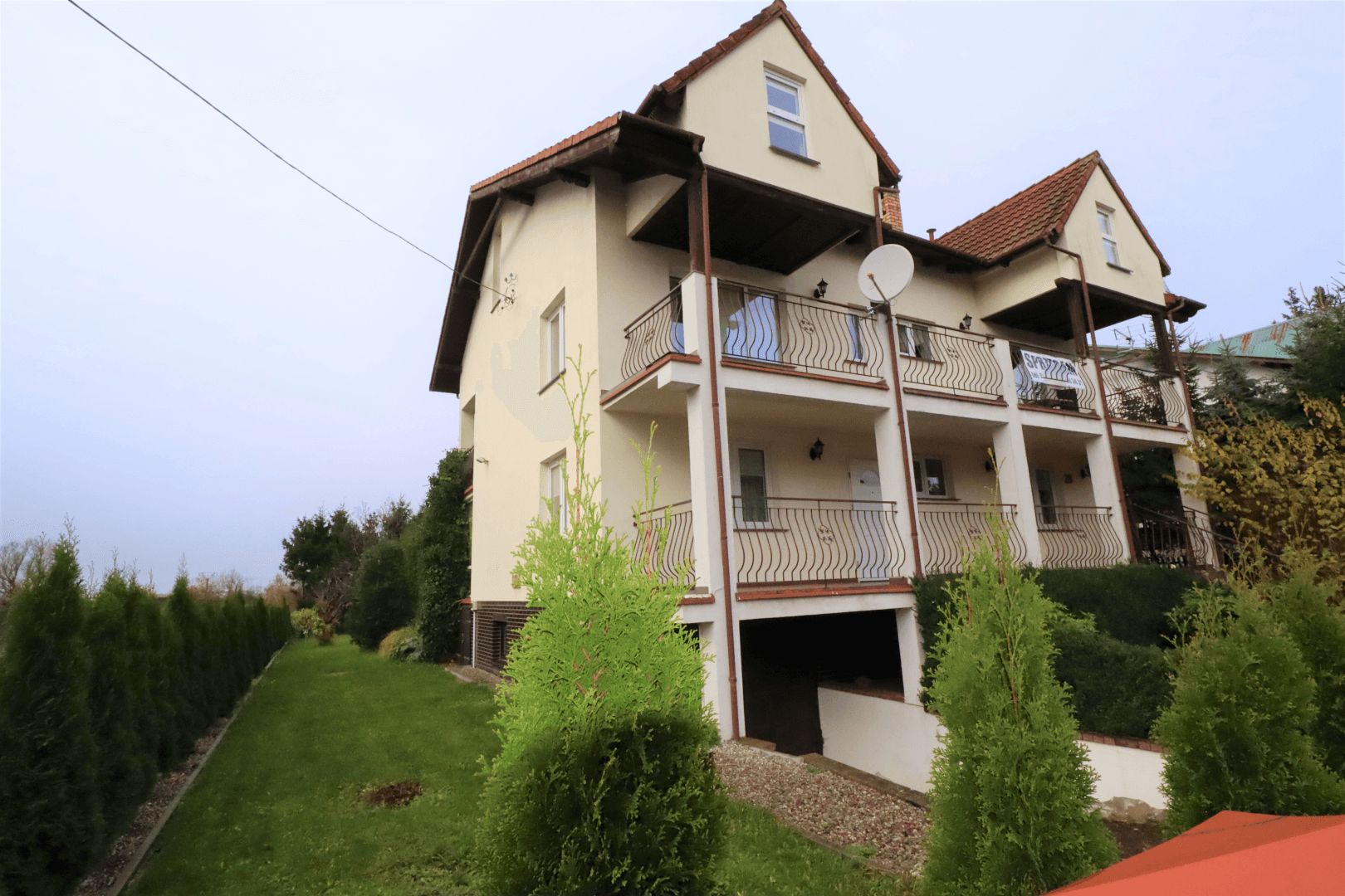 Na sprzedaż duży jednorodzinny dom 328 m kw. 10 pokoi dobra lokalizacja