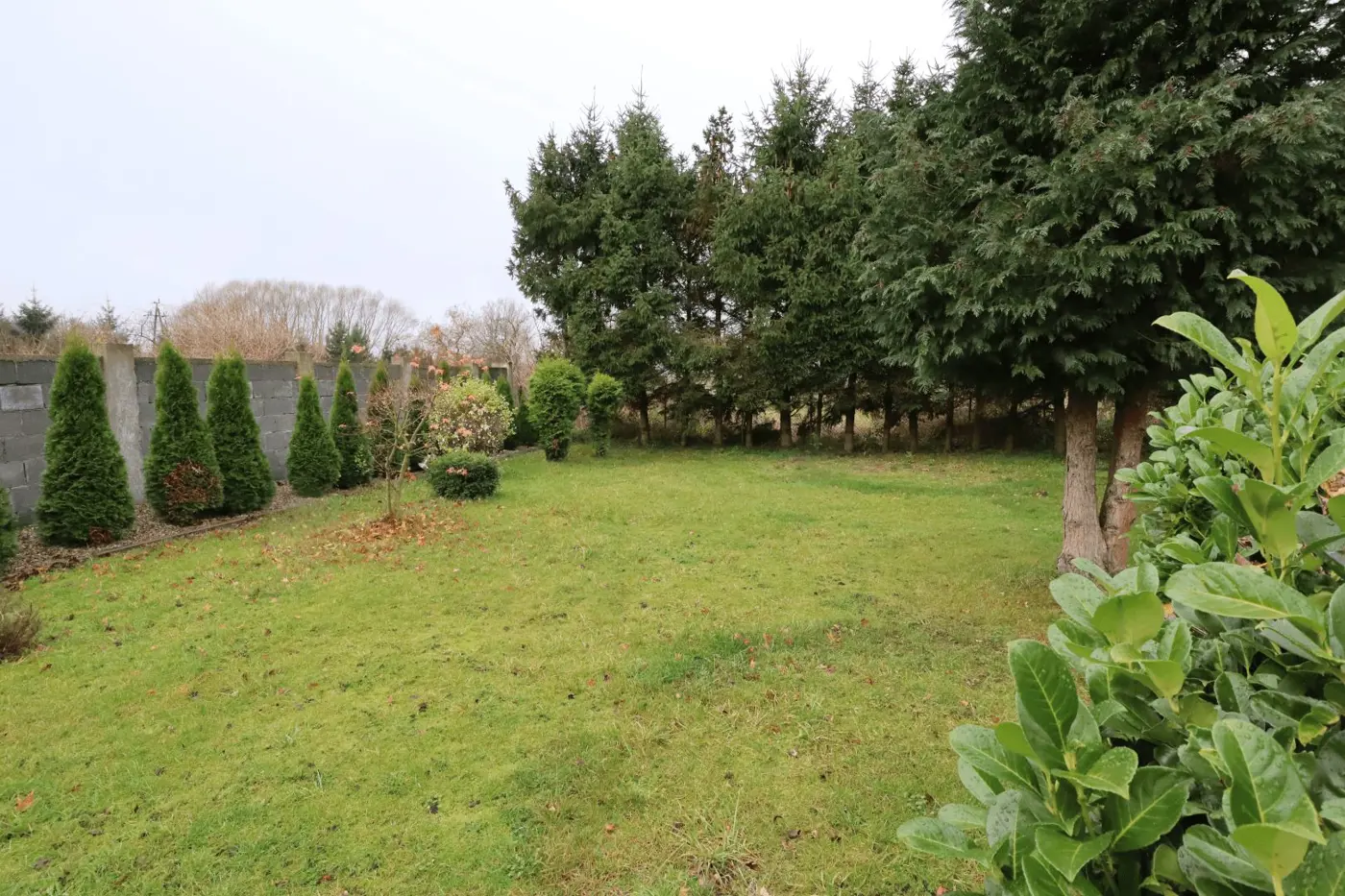 Na sprzedaż duży jednorodzinny dom 328 m kw. 10 pokoi dobra lokalizacja