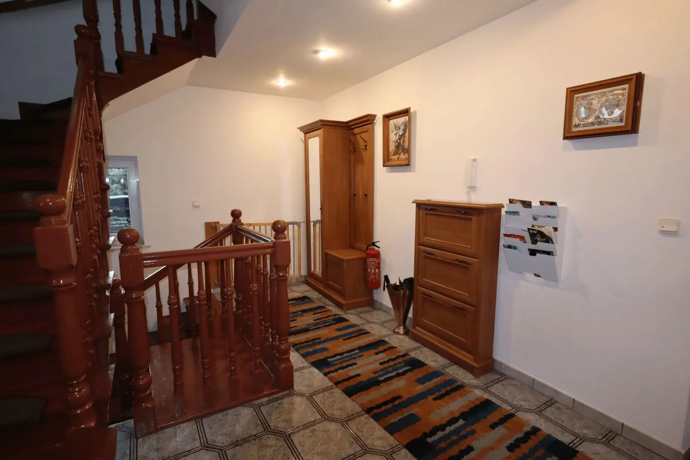 Na sprzedaż duży jednorodzinny dom 328 m kw. 10 pokoi dobra lokalizacja