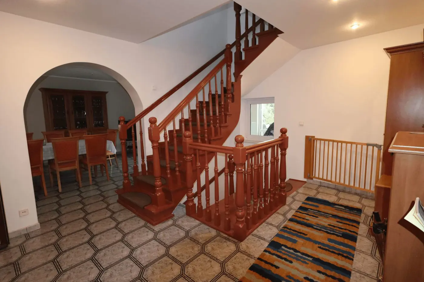 Na sprzedaż duży jednorodzinny dom 328 m kw. 10 pokoi dobra lokalizacja