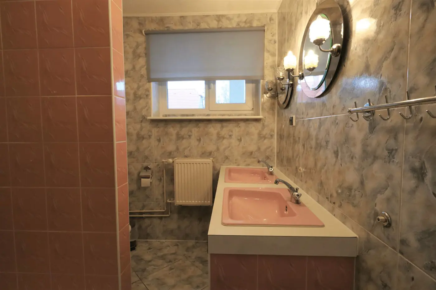 Na sprzedaż duży jednorodzinny dom 328 m kw. 10 pokoi dobra lokalizacja