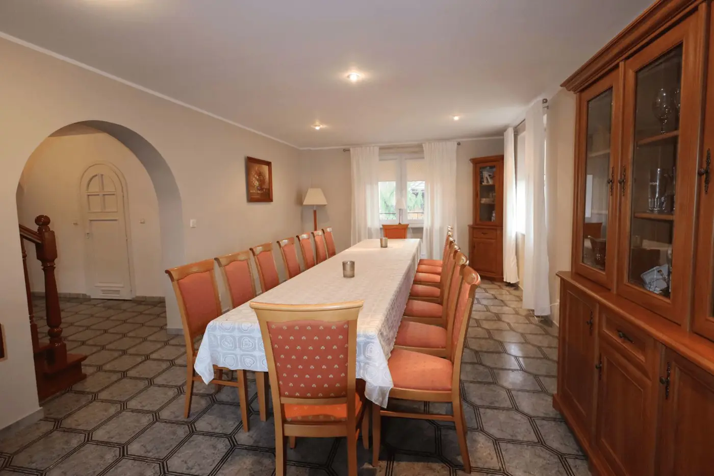 Na sprzedaż duży jednorodzinny dom 328 m kw. 10 pokoi dobra lokalizacja